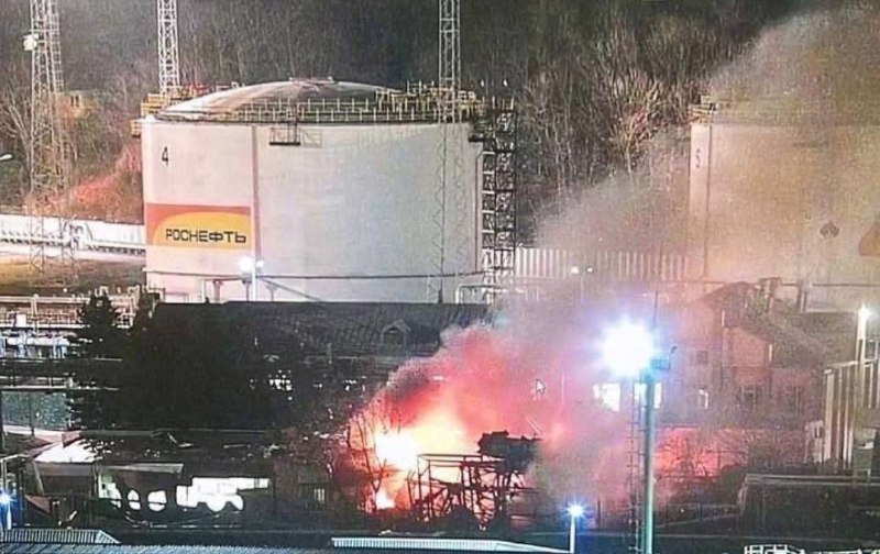 Reportan incendio y explosiones en refinería de Rosneft en Tuapse