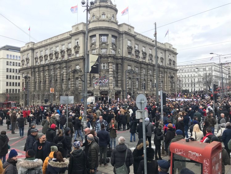 At the support protest in Belgrade to dismissed prosecutors handling sensitive corruption case, around a thousand protesters asked for returning them to work, adding that they will continue with protests until that happens