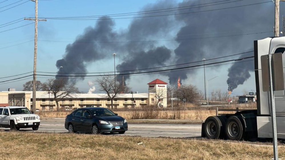 A power outage at the BP refinery in Whiting, Indiana has prompted an evacuation of the refinery, heavy flare activity spotted - reports
