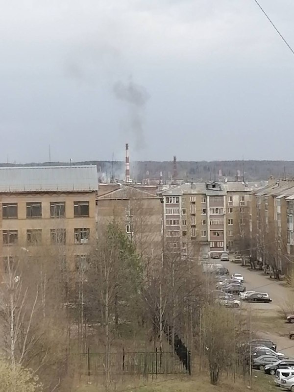 An oil refinery is on fire in the Komi Republic. In the city of Ukhta, one of the tanks at the plant caught fire