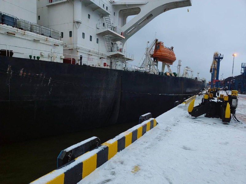 The tanker that sank in the port in the Leningrad region is moored at the pier, there is no threat of an oil spill