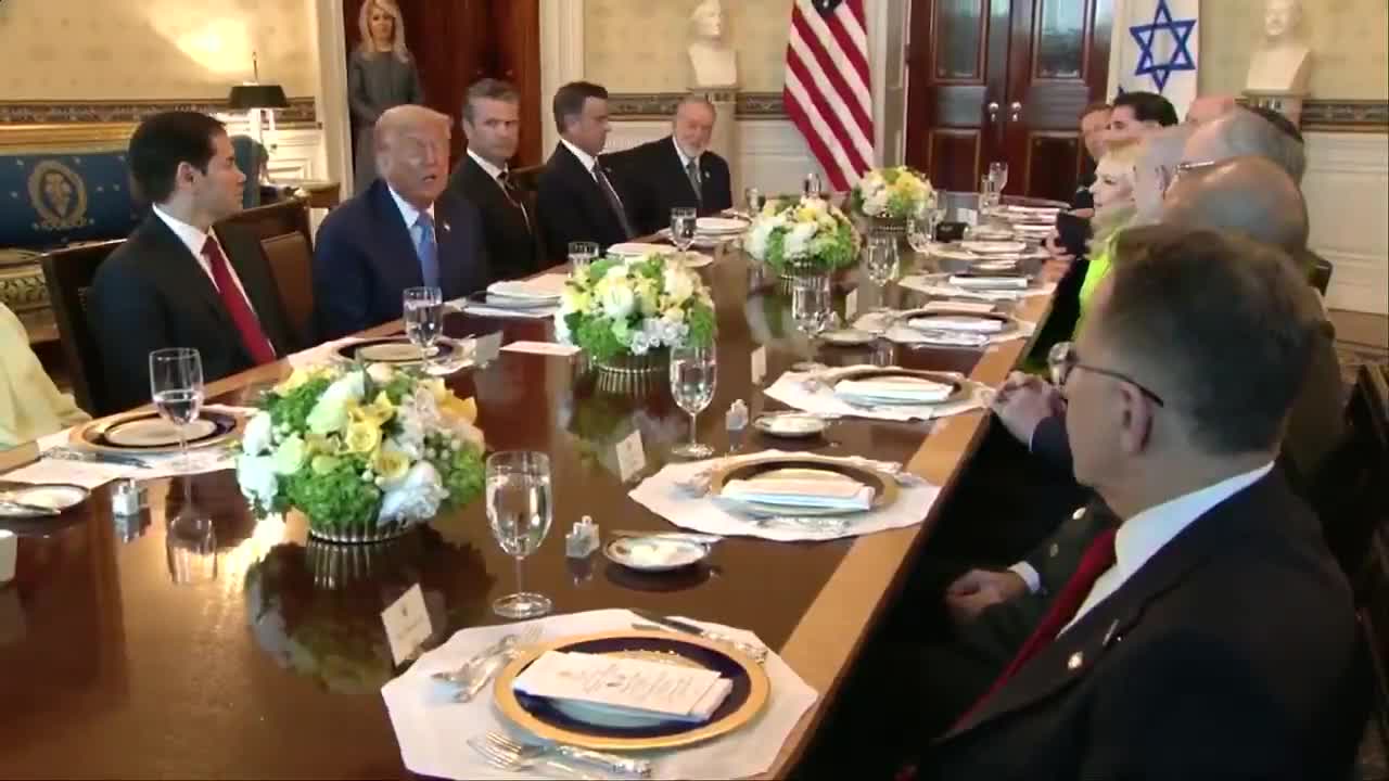 .@POTUS: Yaptırımları [Suriye'den] kaldırdık çünkü onlara bir şans vermek istiyoruz. Ve ben doğru zamanda bu yaptırımları [İran'dan] kaldırmayı, onlara yeniden inşa etme şansı vermeyi çok isterim çünkü İran'ın barışçıl bir şekilde kendini yeniden inşa etmesini isterim