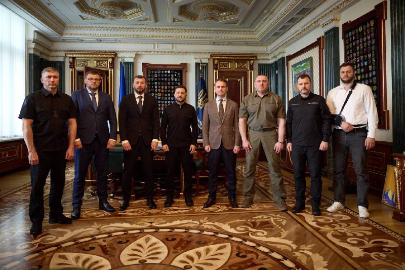 President Zelensky: Ik heb alle hoofden van de wetshandhavings- en anticorruptiediensten bijeengeroepen, inclusief de procureur-generaal. Het was een zeer noodzakelijke bijeenkomst, een open en nuttig gesprek dat echt helpt. We hebben allemaal een gemeenschappelijke vijand – de Russische bezetters, en de verdediging van de Oekraïense staat vereist voldoende kracht van de wetshandhavings- en anticorruptiesystemen, en dus ook een echt rechtvaardigheidsgevoel.