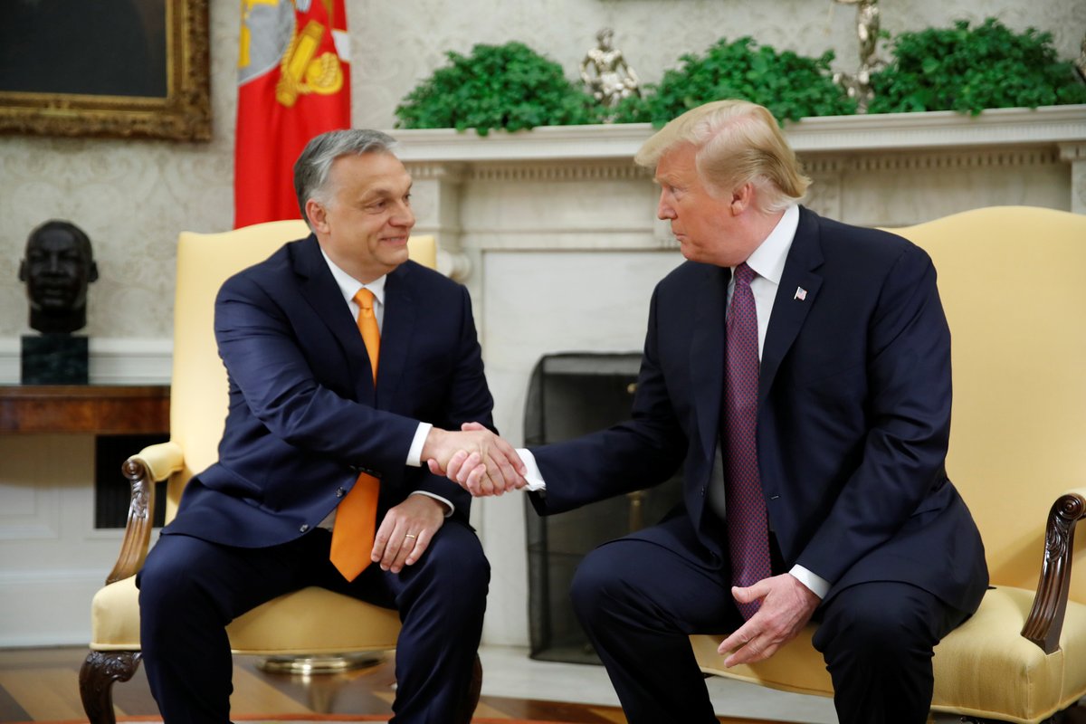 El acuerdo comercial marco que firmaron Estados Unidos y la Unión Europea es peor que el acuerdo comercial que el Reino Unido alcanzó anteriormente con Estados Unidos, declaró el primer ministro húngaro, Viktor Orban. Esto no es un acuerdo. El presidente Donald Trump se comió a la presidenta de la Comisión Europea, Von der Leyen, esto es lo que ocurrió y sospechábamos que ocurriría, ya que el presidente estadounidense es un peso pesado en las negociaciones, mientras que la presidenta es un peso pluma.