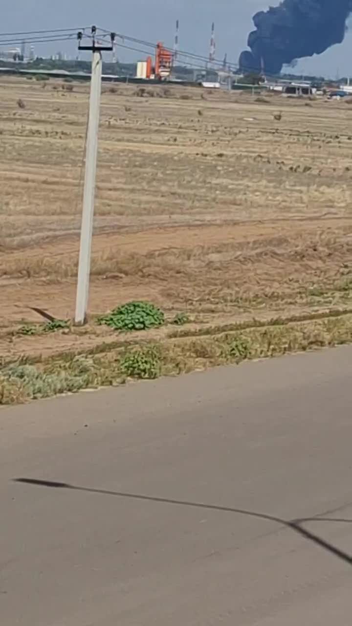 Volgograd petrol rafinerisinde patlama ve yangın bildirildi. Bu, kazadan kaynaklanıyor olabilir.