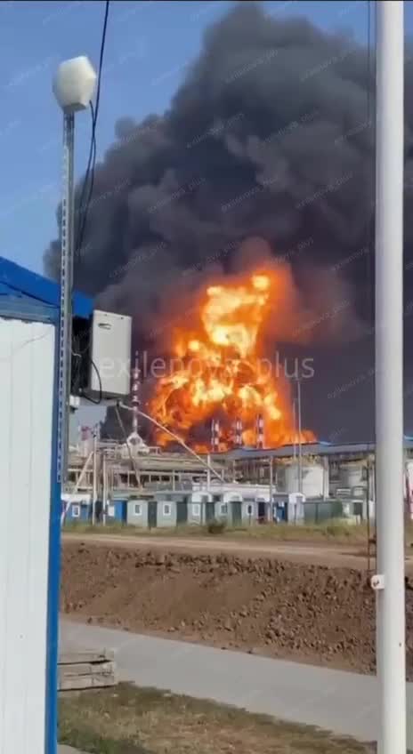 Incêndio queima na refinaria de petróleo de Novoshakhtinsky