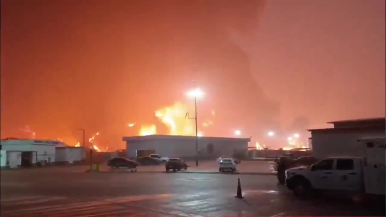 Massive fire in oil refinery in Tabasco, Mexico, 5 people dead