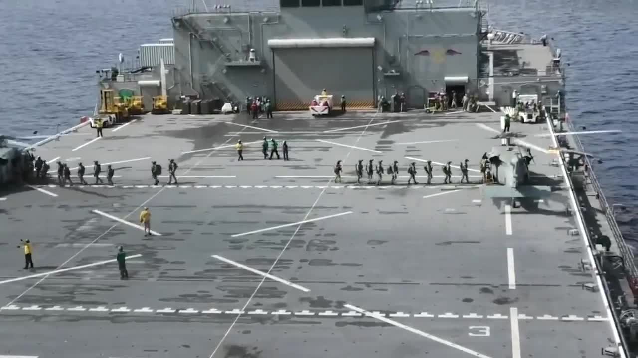 Über Nacht führten US-Streitkräfte im Verantwortungsbereich des INDOPACOM eine Kontrolle des staatenlosen, sanktionierten Schiffs M/T Tifani durch und enterten es. Wie bereits deutlich gemacht, werden wir unsere weltweiten maritimen Maßnahmen fortsetzen, um illegale Netzwerke zu zerschlagen und sanktionierte Schiffe, die Iran materiell unterstützen, abzufangen – unabhängig von ihrem Einsatzort. Internationale Gewässer sind kein Zufluchtsort für sanktionierte Schiffe. Das US-Verteidigungsministerium wird illegalen Akteuren und ihren Schiffen weiterhin die Manövrierfreiheit im Seegebiet verweigern.