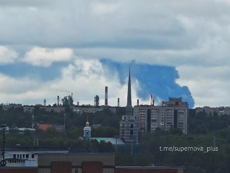 Los depósitos de petróleo están en llamas en la estación de bombeo de petróleo Yaroslavl-3.