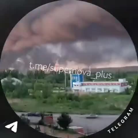 Se observa humo elevándose sobre la refinería de petróleo en Saratov.