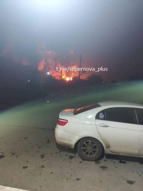 Un depósito de combustible está en llamas en Matveyev Kurgan, en la región de Rostov.