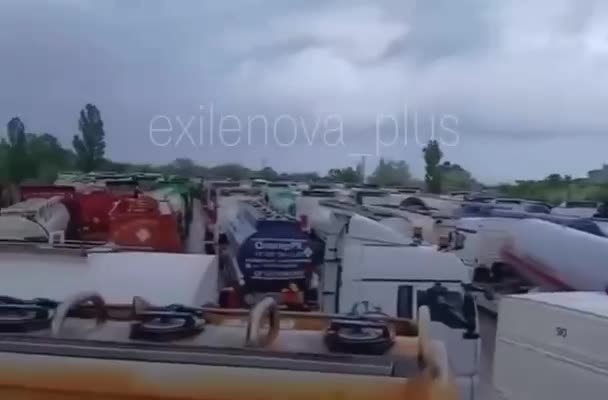 Cola de camiones cisterna con destino a Crimea