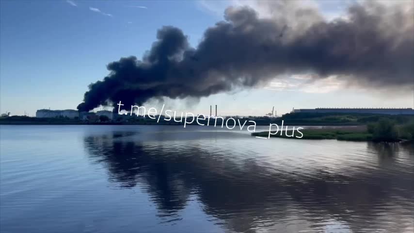 También se eleva humo sobre Kronstadt.