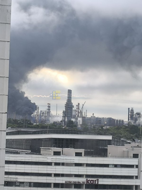 Plusieurs colonnes de fumée s'élèvent d'une raffinerie de pétrole à Kapotnya, dans la région de Moscou.
