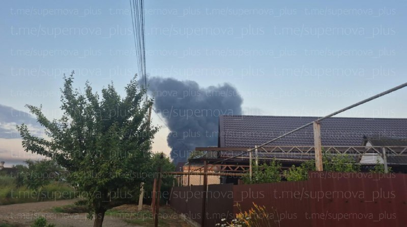 Incendie dans un dépôt pétrolier à Poltavskaya, dans le kraï de Krasnodar, après des frappes de drones