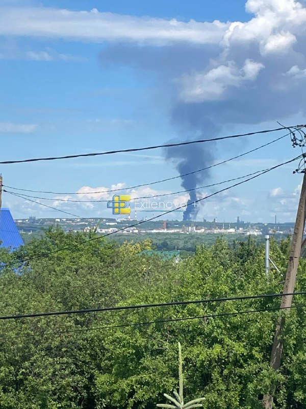 De la fumée s'élève de la raffinerie de pétrole d'Oufa, après une frappe présumée de drone.