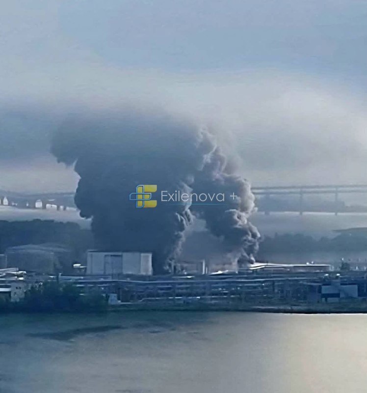 Rauch steigt am Ölterminal des Hafens von St. Petersburg auf