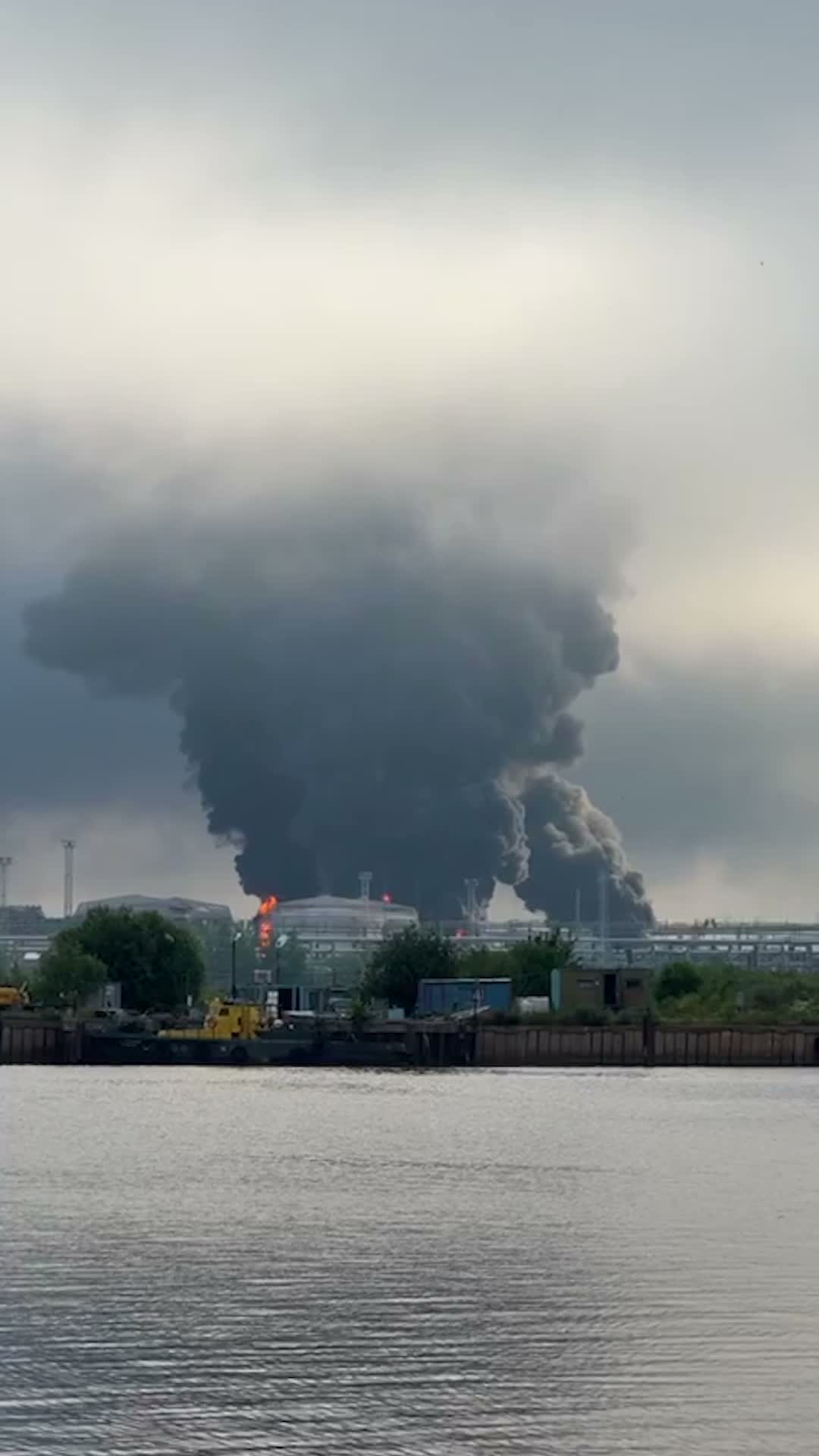 Präsident Selenskyj bestätigte Langstreckenangriffe auf den Hafen von St. Petersburg und den Marinestützpunkt in Kronstadt.