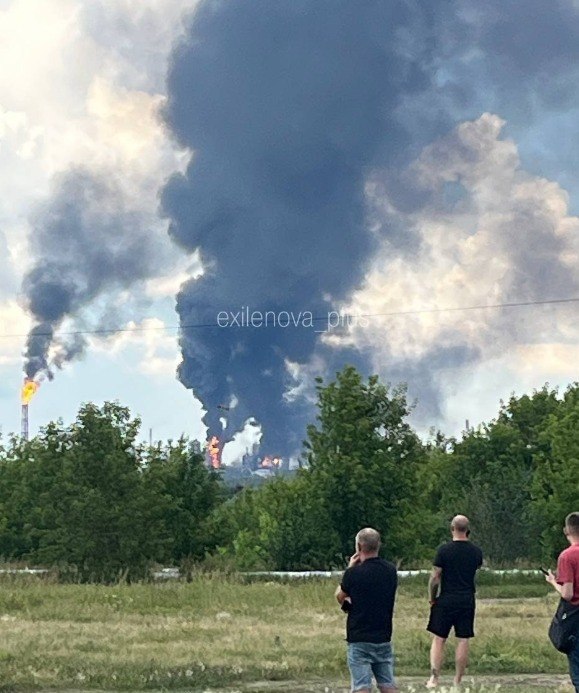 Se observa humo elevándose sobre la refinería de petróleo de Omsk tras los ataques con drones.