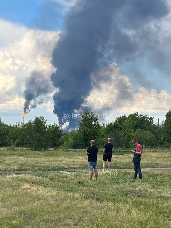 La refinería de petróleo de Omsk, la más grande de Rusia, fue blanco de un ataque con drones.