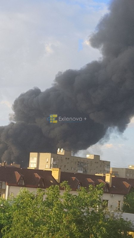 מסוף דלק עולה באש בטגנרוג, מחוז רוסטוב, לאחר תקיפה של רחפנים הלילה.
