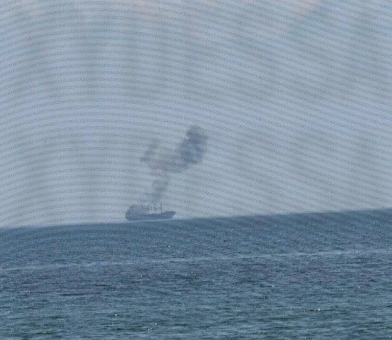 Das Schiff steht in der Nähe von Odessa in Flammen.