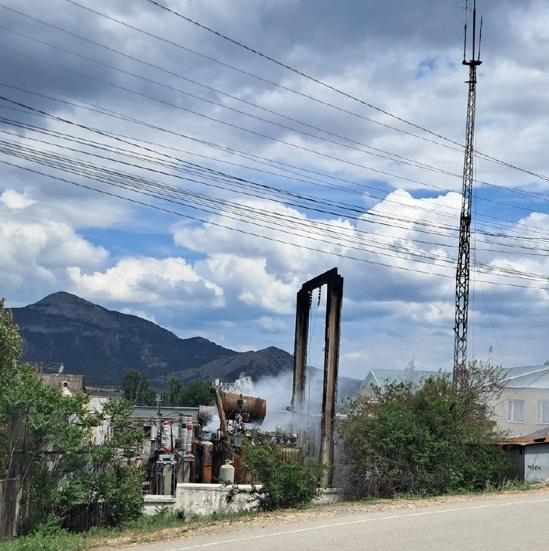 Sudak'ta yerel trafo merkezine düzenlenen insansız hava aracı saldırısının ardından elektrik kesintisi yaşandı ve trafo merkezi hala yanıyor.