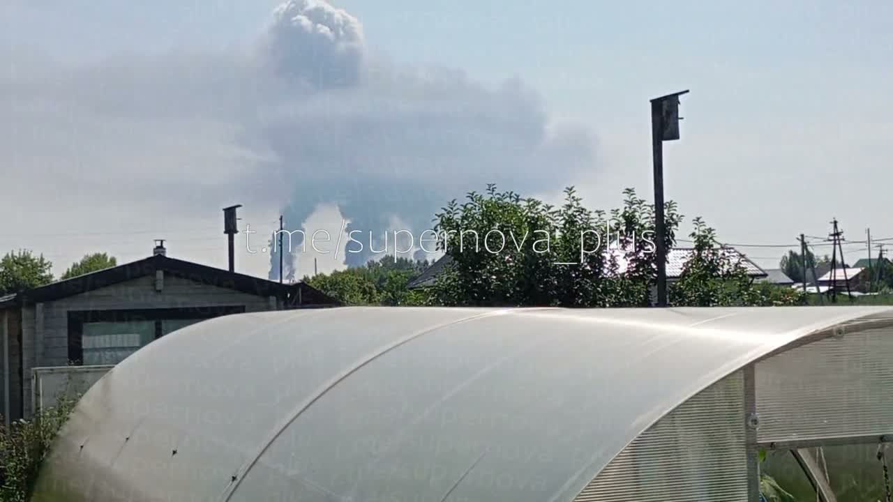 Tyumen'deki petrol rafinerisinden duman yükseliyor.